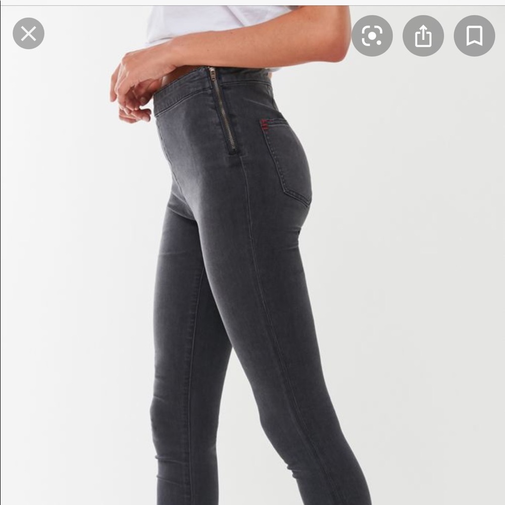 HIGH RISE BLACK JEANS - Picture 3 of 3
